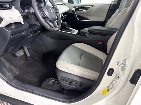 Used 2020 Toyota RAV4 XLE Premium FWD image 10