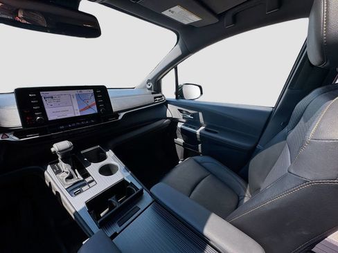 Used 2024 Toyota Sienna XLE Woodland Edition image 27