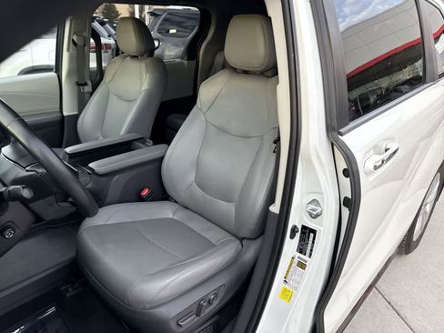 Used 2021 Toyota Sienna Limited image 11