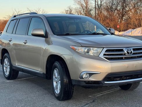 Used 2011 Toyota Highlander SE w/ Tow Pkg image 2