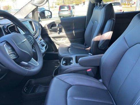 New 2026 Chrysler Pacifica Select image 8