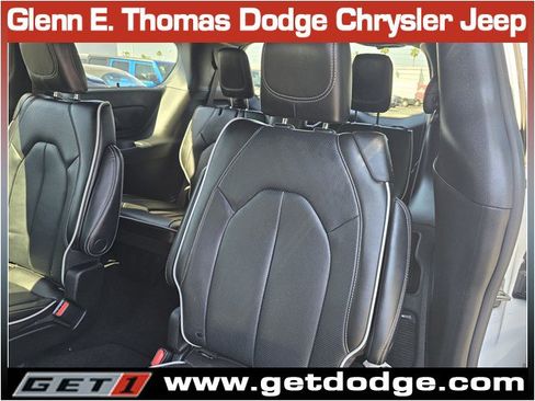 Used 2023 Chrysler Pacifica Limited w/ Uconnect Theater Family Group image 25