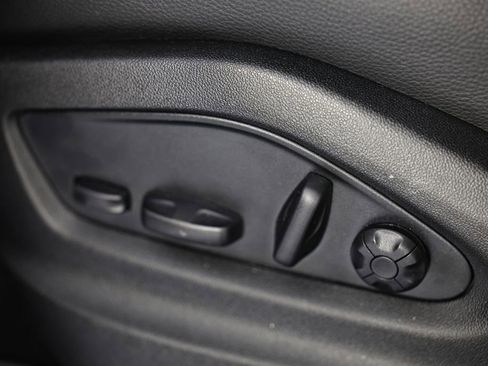 Certified 2025 Porsche Cayenne AWD/4WD image 24