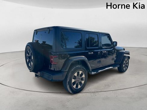 Used 2018 Jeep Wrangler Unlimited Sahara AWD/4WD image 4