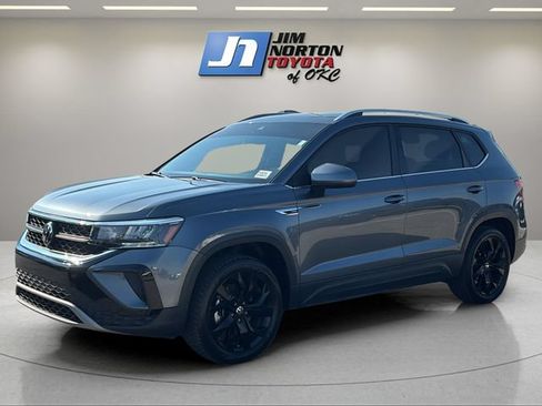Used 2023 Volkswagen Taos SE w/ Panoramic Sunroof Package FWD image 1