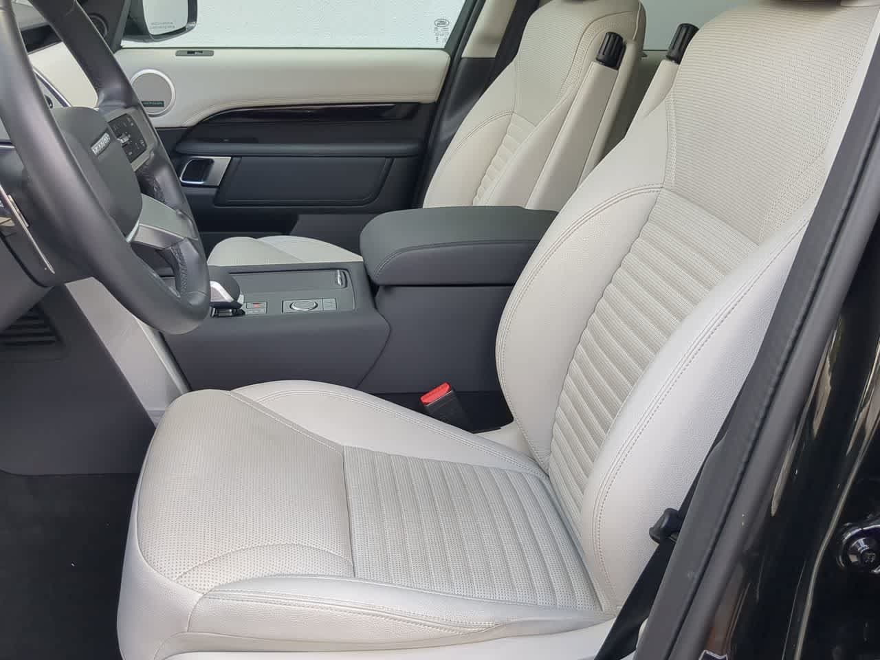 Certified 2025 Land Rover Discovery Dynamic SE AWD/4WD image 17