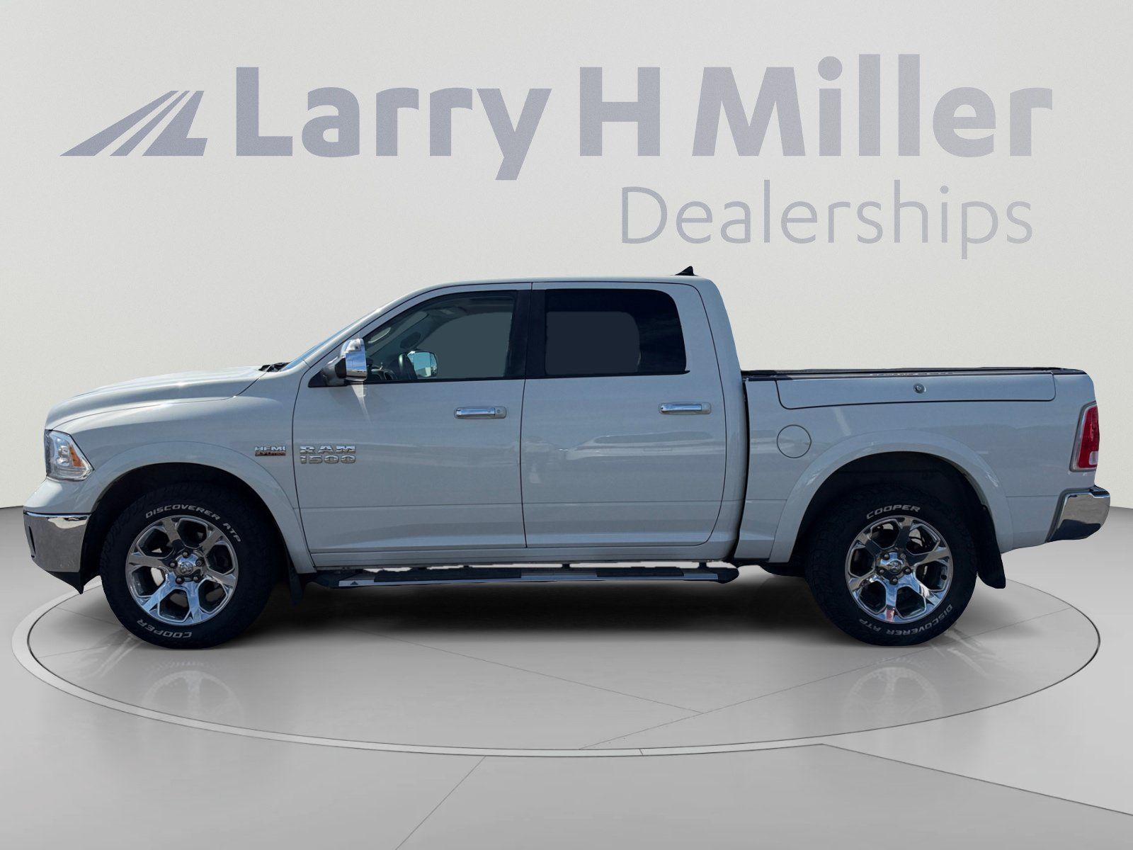 Used 2016 RAM 1500 Laramie w/ Convenience Group AWD/4WD image 2