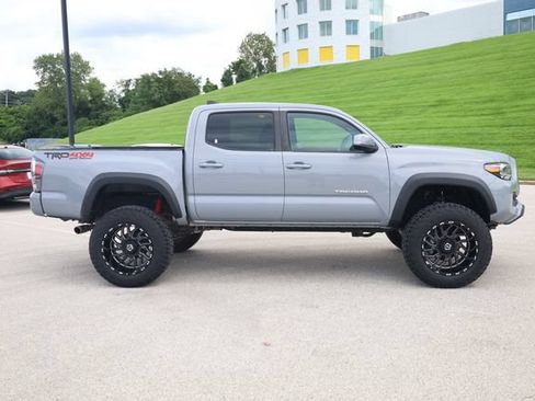 Used 2020 Toyota Tacoma TRD Off-Road w/ TRD Premium Off Road Package AWD/4WD image 4