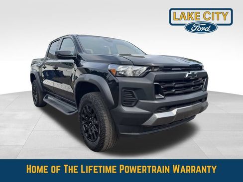 Used 2024 Chevrolet Colorado Trail Boss w/ Advanced Trailering Package AWD/4WD image 8