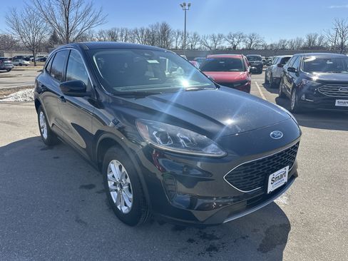 Used 2020 Ford Escape SE image 2