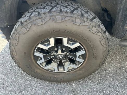 Used 2020 Toyota Tacoma SR AWD/4WD image 9