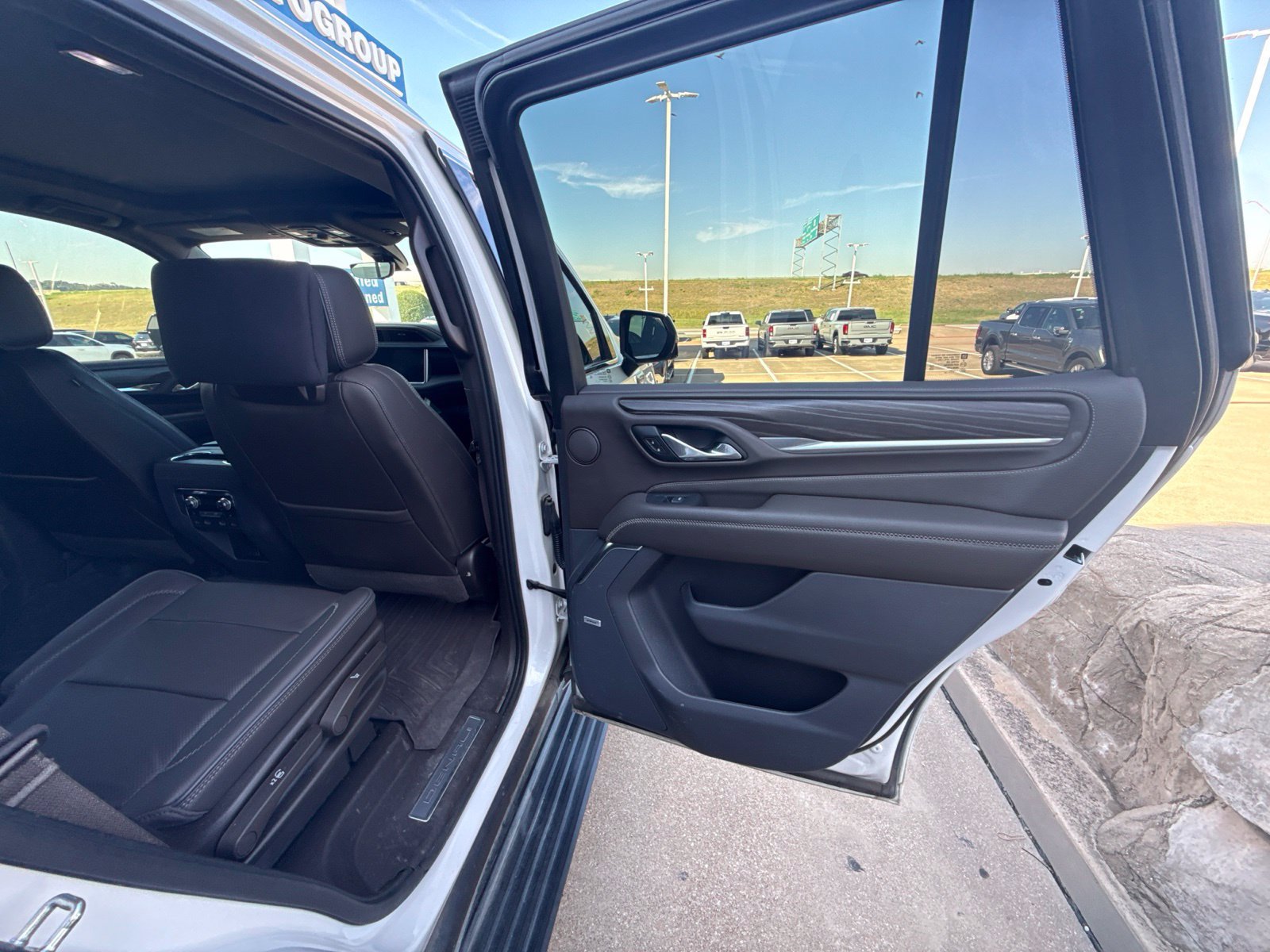 Used 2021 GMC Yukon Denali w/ Denali Premium Package AWD/4WD image 13