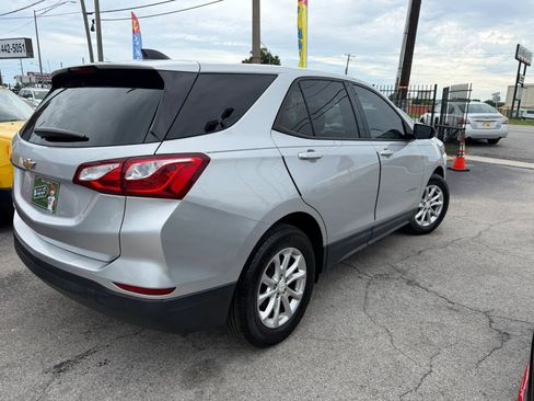 Used 2019 Chevrolet Equinox LS w/ LS Convenience Package FWD image 4