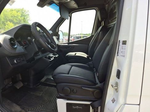 Used 2024 Mercedes-Benz Sprinter 2500 image 9