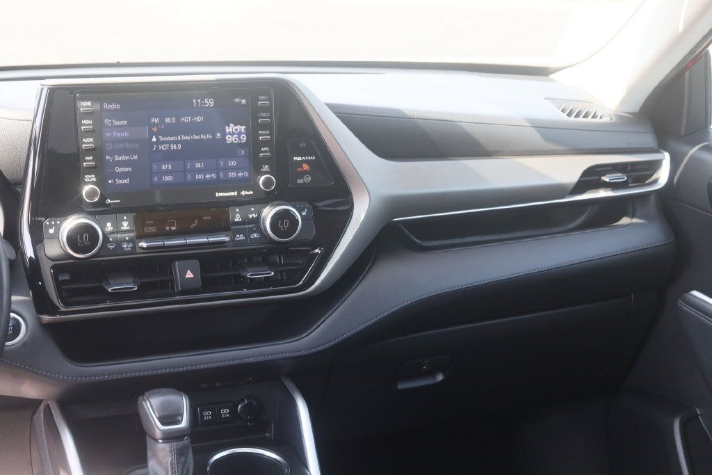 Certified 2021 Toyota Highlander XLE AWD/4WD image 13