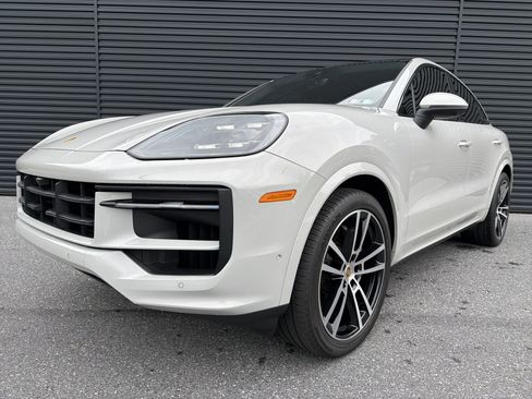 Used 2024 Porsche Cayenne Coupe AWD/4WD image 1