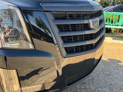 Used 2018 Cadillac Escalade Luxury image 2