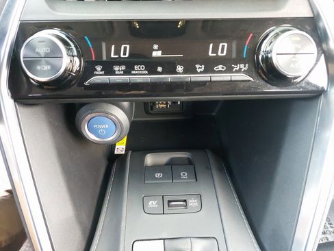 Used 2021 Toyota Venza LE image 21