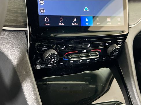 Used 2023 Jeep Grand Cherokee Limited image 16