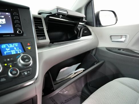 Used 2018 Toyota Sienna LE image 46