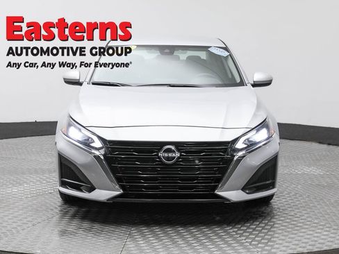 Used 2023 Nissan Altima 2.5 SV image 2