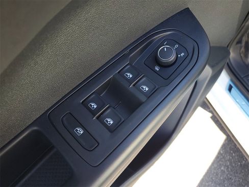 Certified 2025 Volkswagen Taos SE image 18