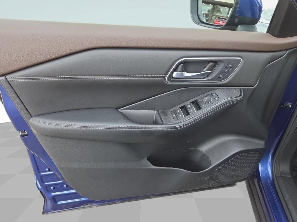 Used 2023 Nissan Rogue Platinum AWD/4WD image 12