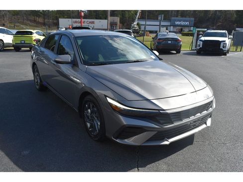 Used 2024 Hyundai Elantra SEL image 6