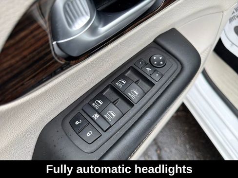 Used 2024 Chrysler Pacifica Limited FWD image 14