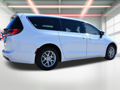 Used 2024 Chrysler Pacifica Touring-L FWD image 3