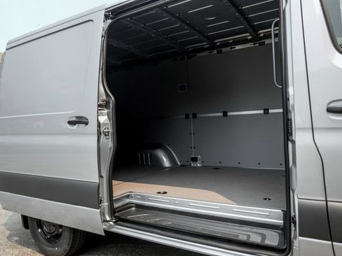 Used 2025 Mercedes-Benz Sprinter 2500 image 10