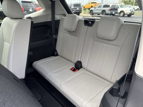 Used 2024 Volkswagen Tiguan SE FWD image 15