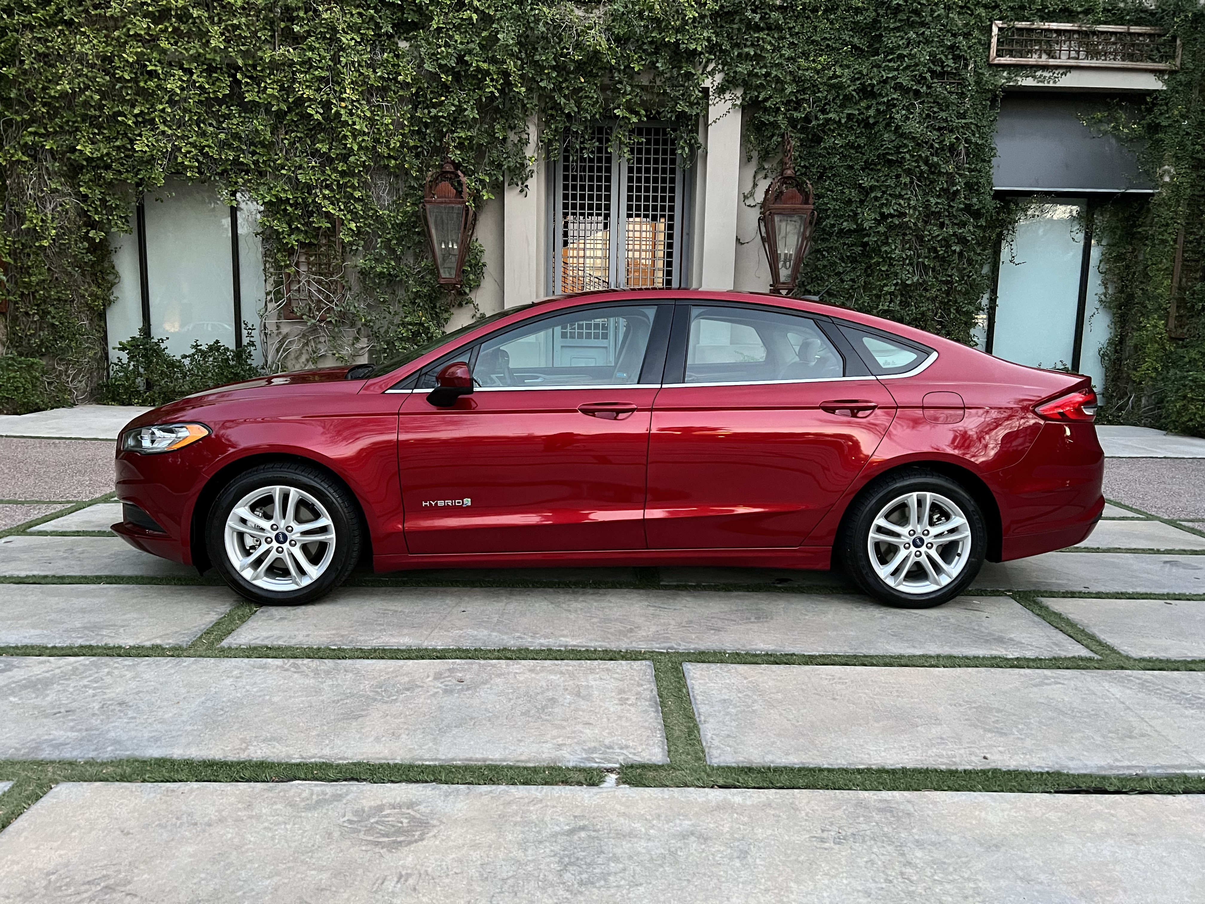 Used 2018 Ford Fusion SE FWD image 4