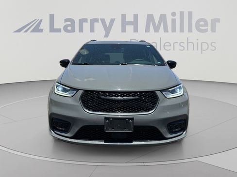 Used 2025 Chrysler Pacifica Limited FWD image 8