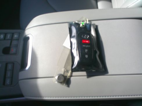 Used 2024 Toyota Highlander XLE image 38