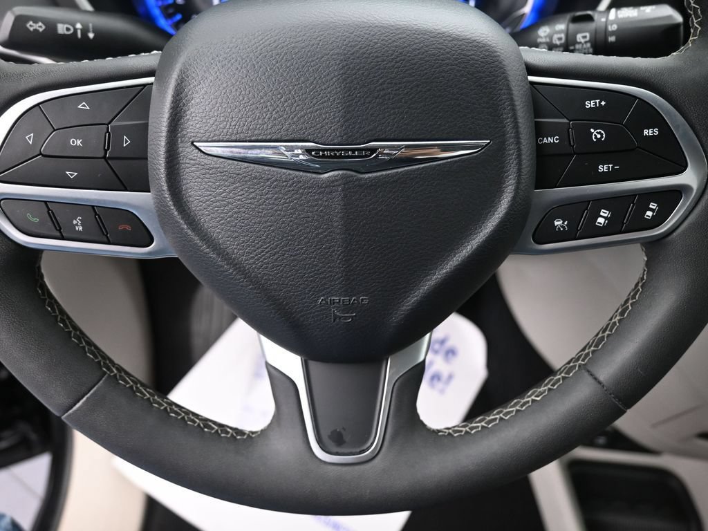 Used 2023 Chrysler Pacifica Touring-L FWD image 17