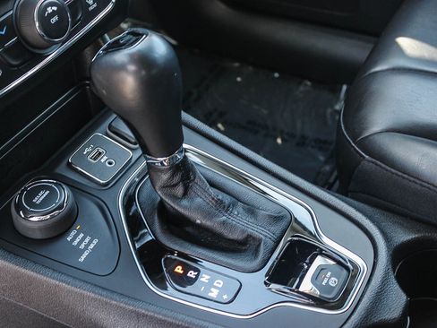 Used 2021 Jeep Cherokee Latitude Plus AWD/4WD image 23