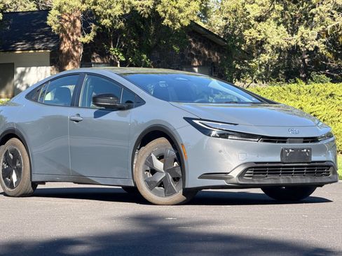 Used 2025 Toyota Prius LE FWD image 2