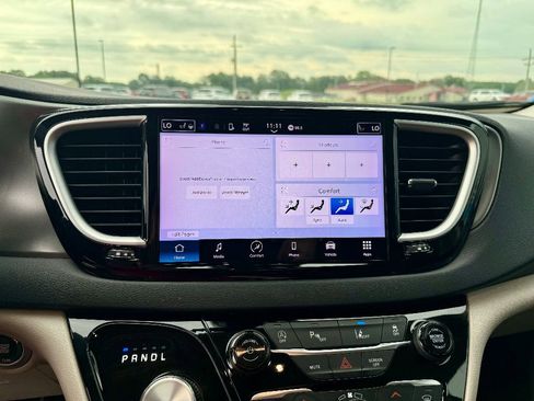 Used 2023 Chrysler Pacifica Touring-L image 18