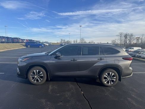 Used 2022 Toyota Highlander XLE image 6