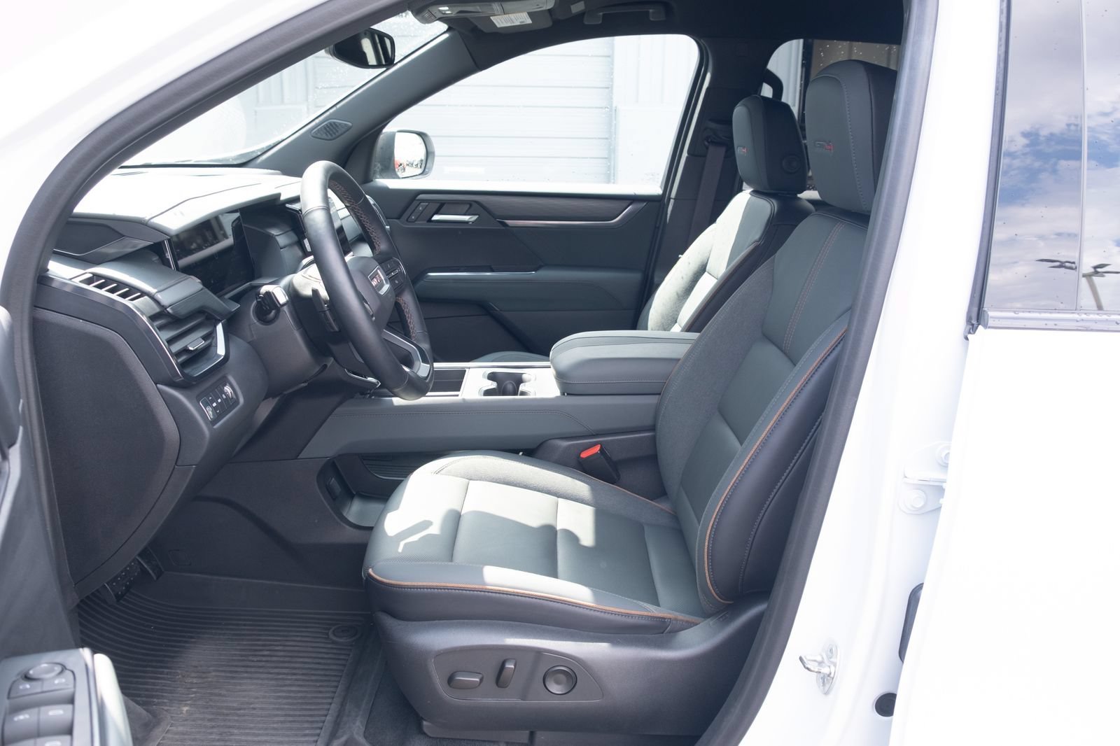 Used 2024 GMC Acadia AT4 w/ Luxury Package AWD/4WD image 12