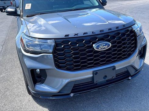 Used 2025 Ford Explorer ST-Line w/ ST-Line Street Pack AWD/4WD image 4
