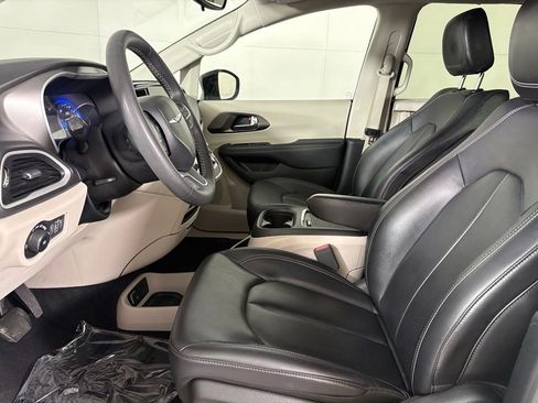 Used 2024 Chrysler Pacifica Touring-L FWD image 21