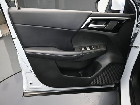 Used 2023 Mitsubishi Outlander SE image 12