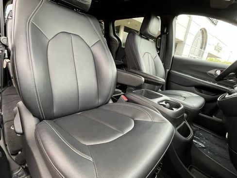 Used 2025 Chrysler Pacifica Select FWD image 28