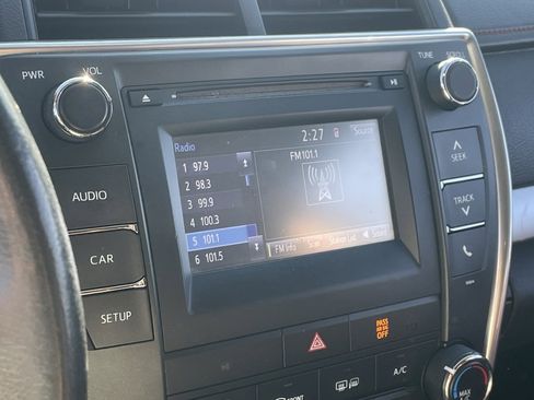 Used 2017 Toyota Camry SE image 5