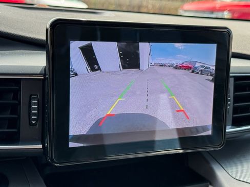 Certified 2022 Ford Explorer XLT w/ Equipment Group 202A AWD/4WD image 34