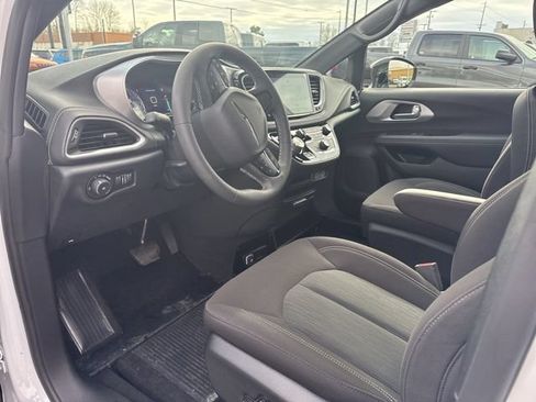 Used 2024 Chrysler Pacifica Touring FWD image 21