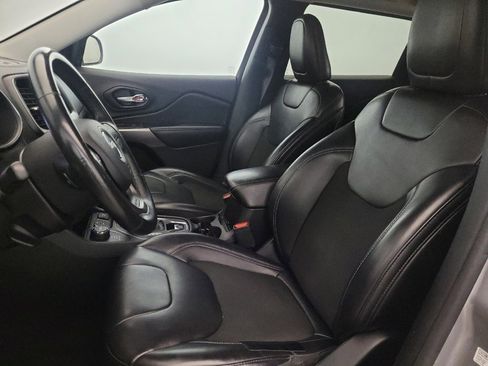 Used 2019 Jeep Cherokee Latitude Plus w/ Cold Weather Group image 17