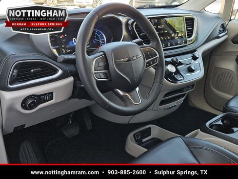 Used 2023 Chrysler Pacifica Touring-L FWD image 23